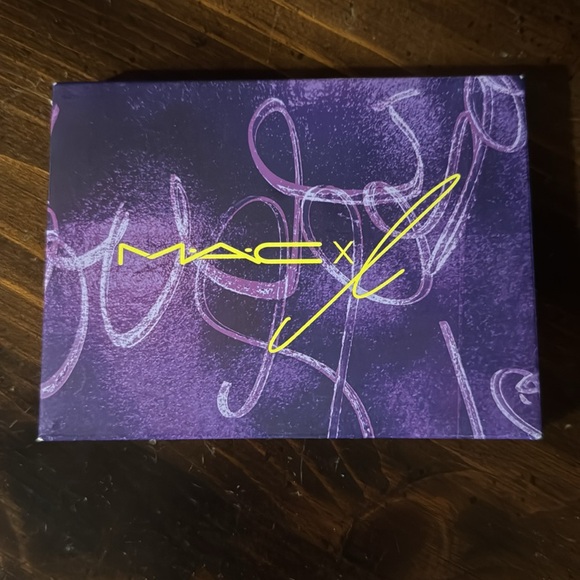 MAC x Lisa Eyeshadow Palette - Picture 3 of 4